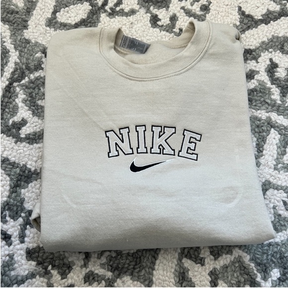 Classic Nike Spellout Crewneck - Picture 2 of 5